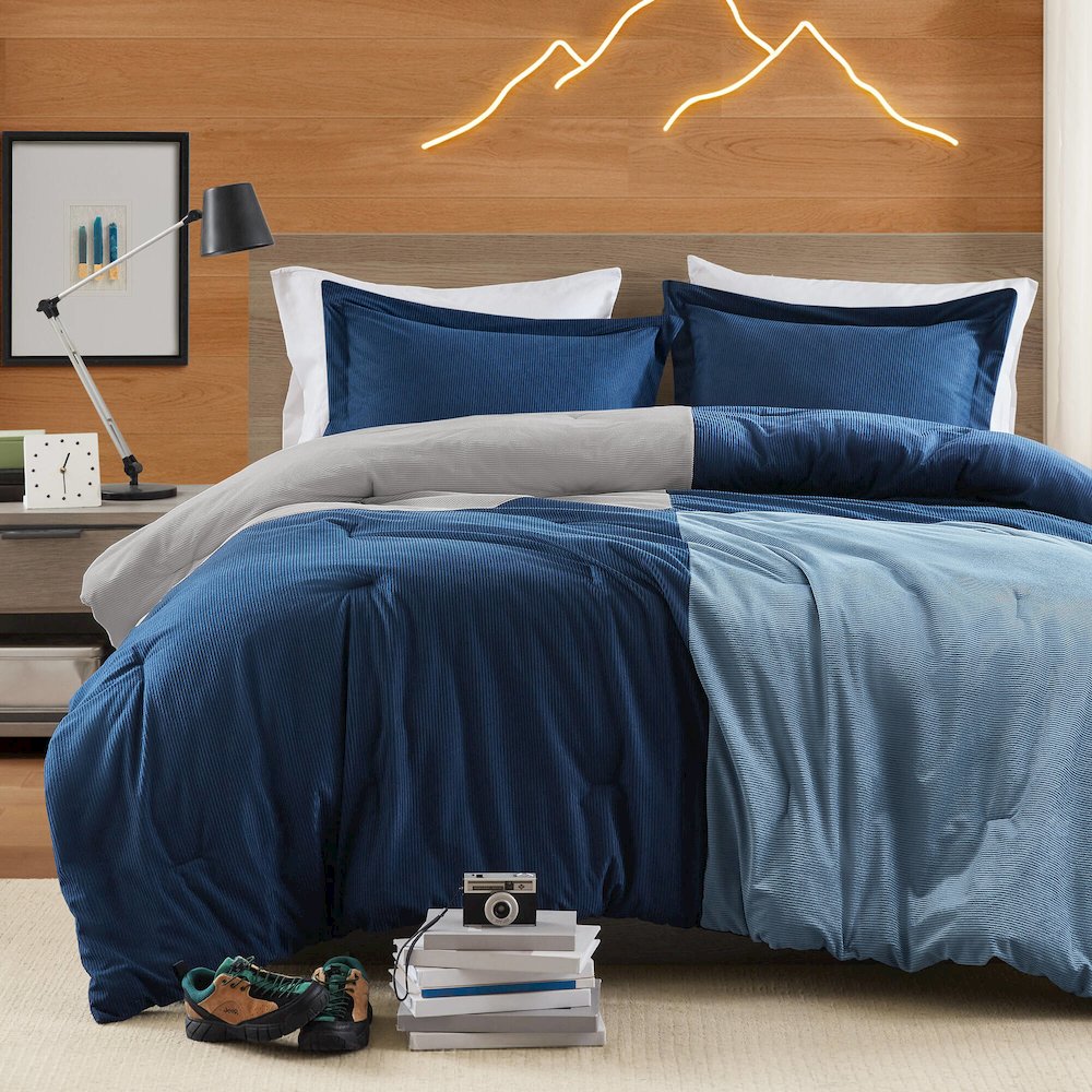 Stafford Comforter Set. Picture 1