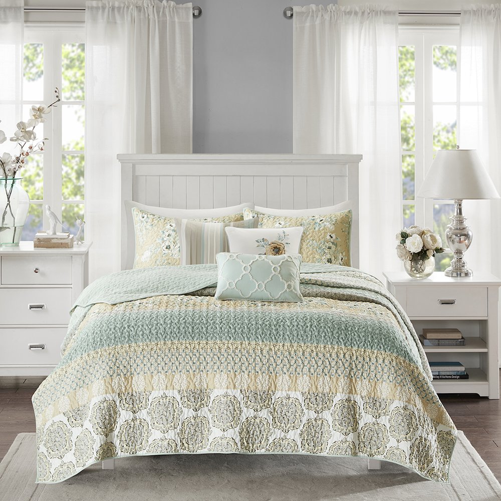 6 Piece Cotton Quilt Set with Throw Pillows. Picture 1