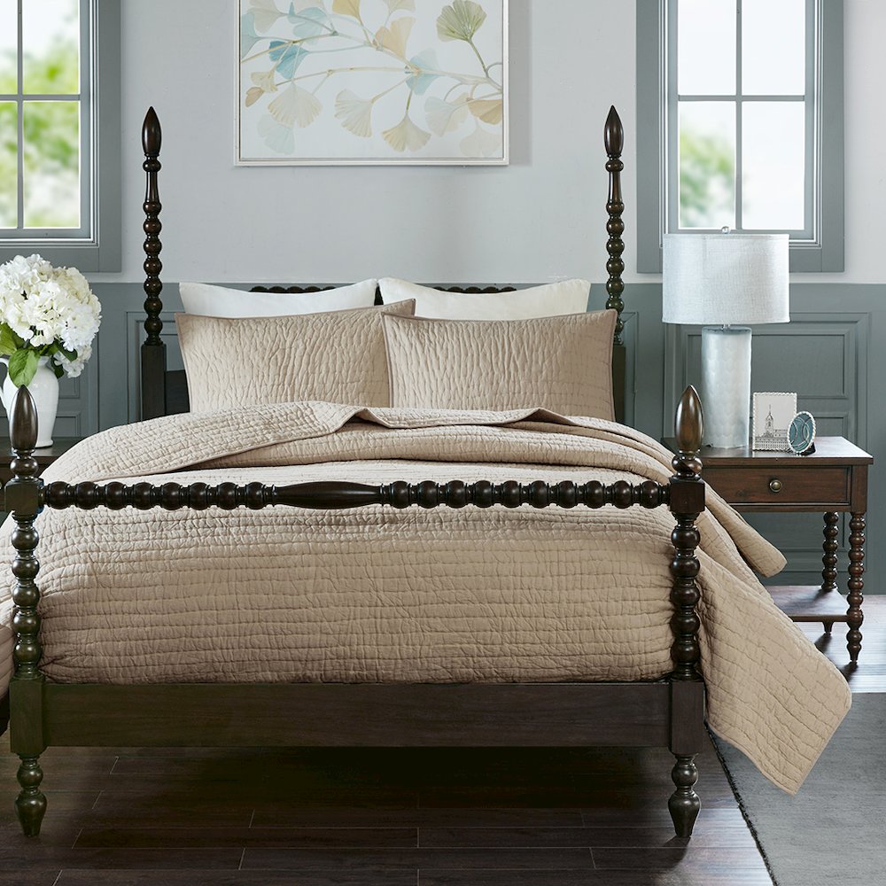 3 Piece Hand Quilted Cotton Quilt Set. Picture 1
