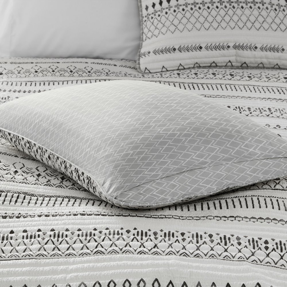 3 Piece Printed Microfiber Seersucker Quilt Set. Picture 5
