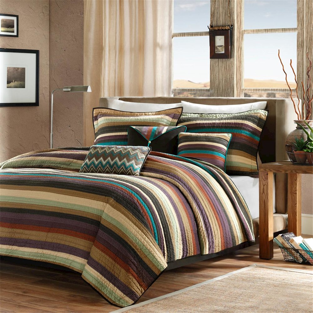 Reversible Quilt Set with Throw Pillows. Picture 2