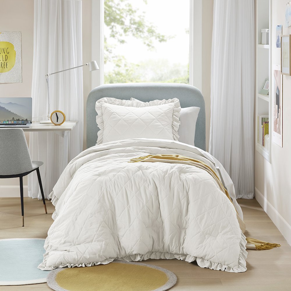 Diamond Quilted Ruffle Edge Comforter Set. Picture 3