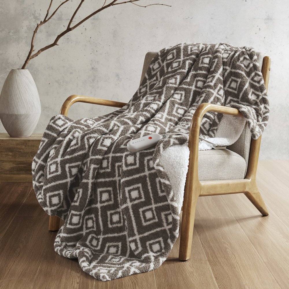 Amira Dream Soft Heated Throw in Brown Geo. Picture 2