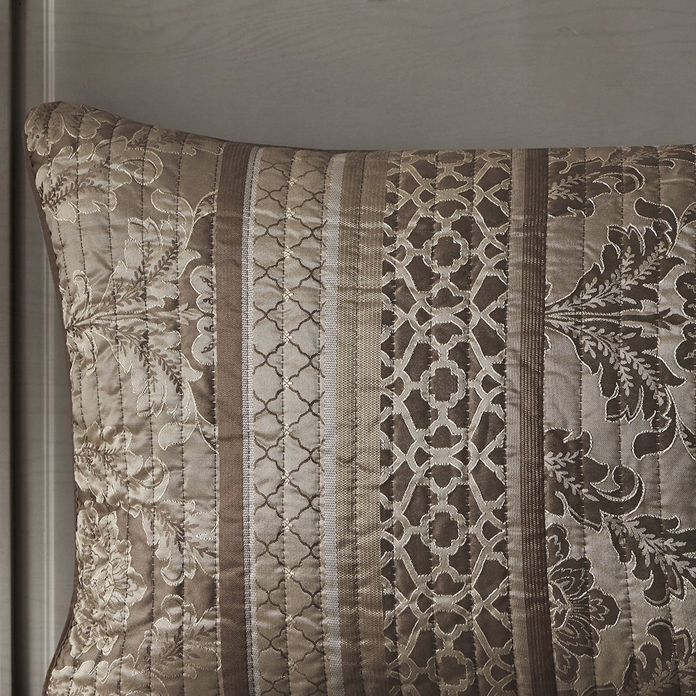 6 Piece Jacquard Quilt Set with Throw Pillows. Picture 5
