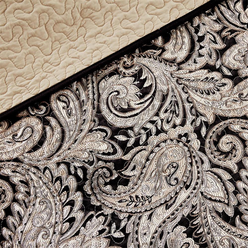 6 Piece Jacquard Quilt Set with Throw Pillows. Picture 5