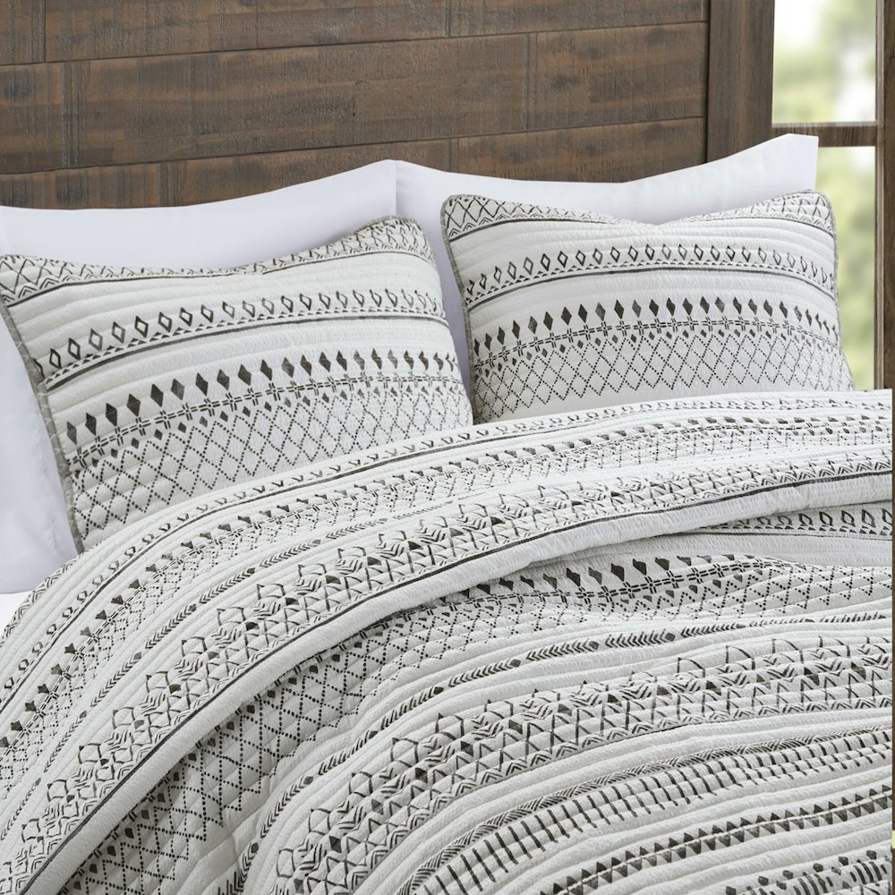3 Piece Printed Microfiber Seersucker Quilt Set. Picture 3