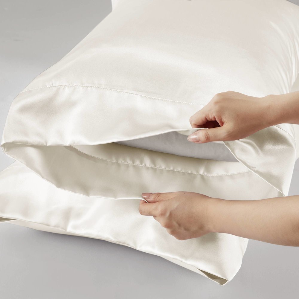 Satin Luxury Sheet Set in Ivory. Picture 2