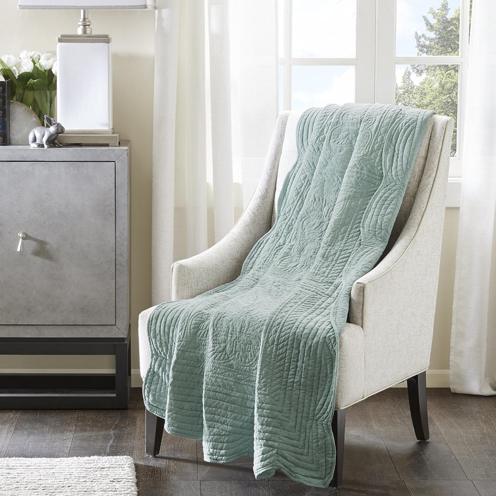 Oversized Quilted Throw with Scalloped Edges. Picture 4