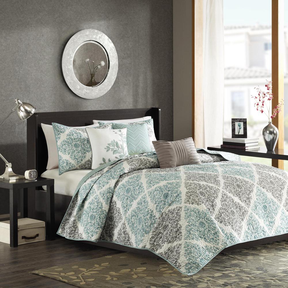 6 Piece Printed Quilt Set with Throw Pillows. Picture 4