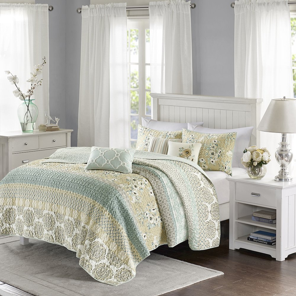 6 Piece Cotton Quilt Set with Throw Pillows. Picture 4