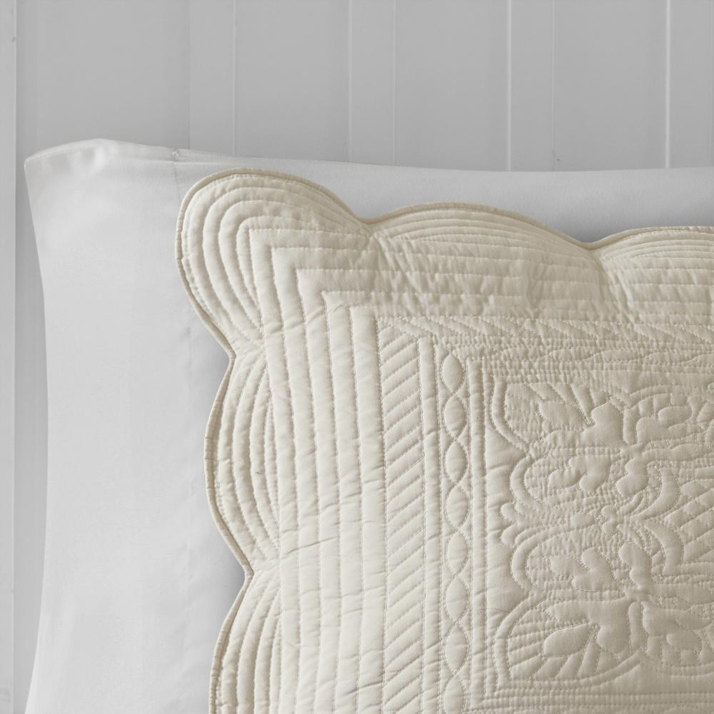3 Piece Reversible Scalloped Edge Quilt Set. Picture 1