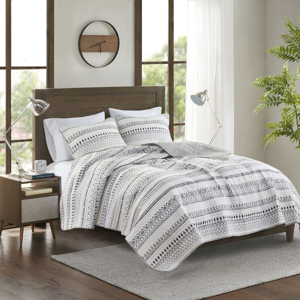 3 Piece Printed Microfiber Seersucker Quilt Set. Picture 1