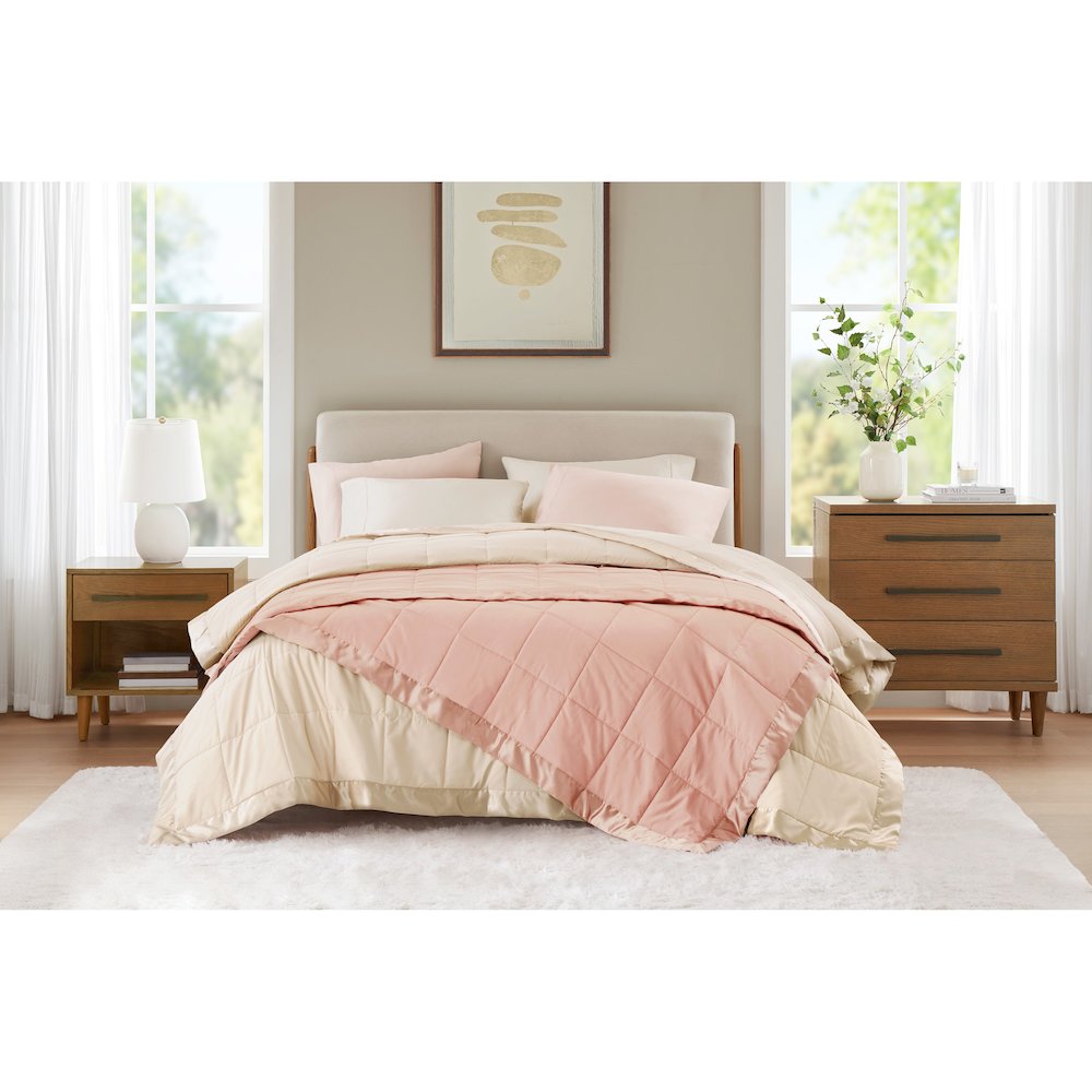 Windom Lightweight Down Alternative Blanket with Satin Trim. Picture 4