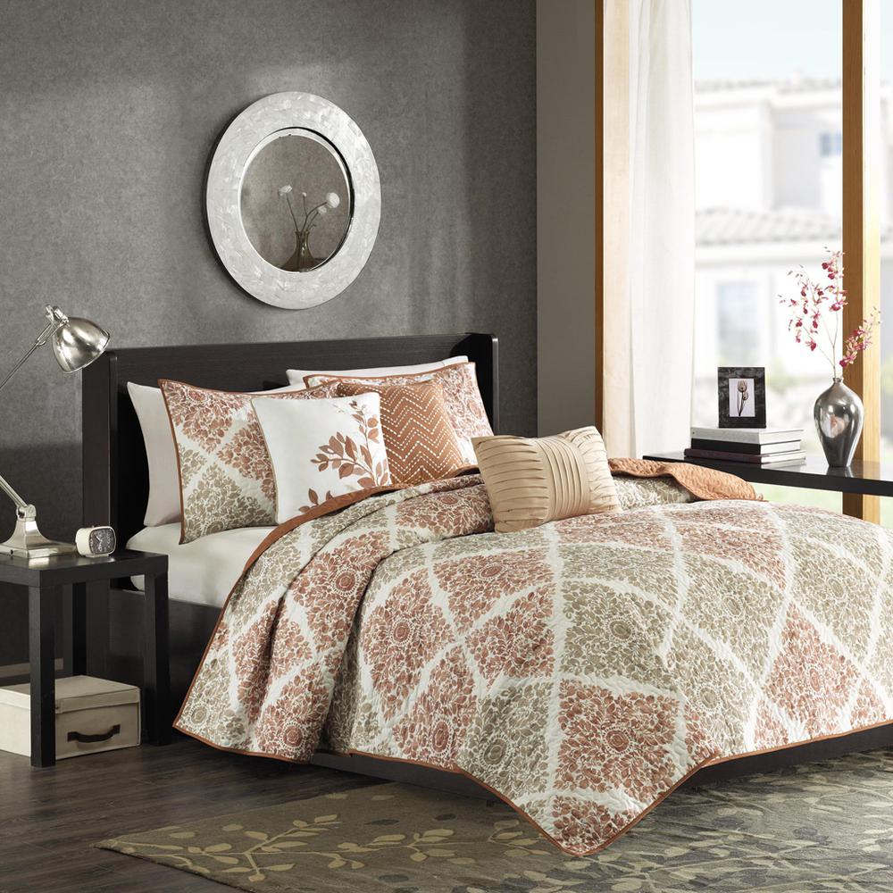 6 Piece Printed Quilt Set with Throw Pillows. Picture 4