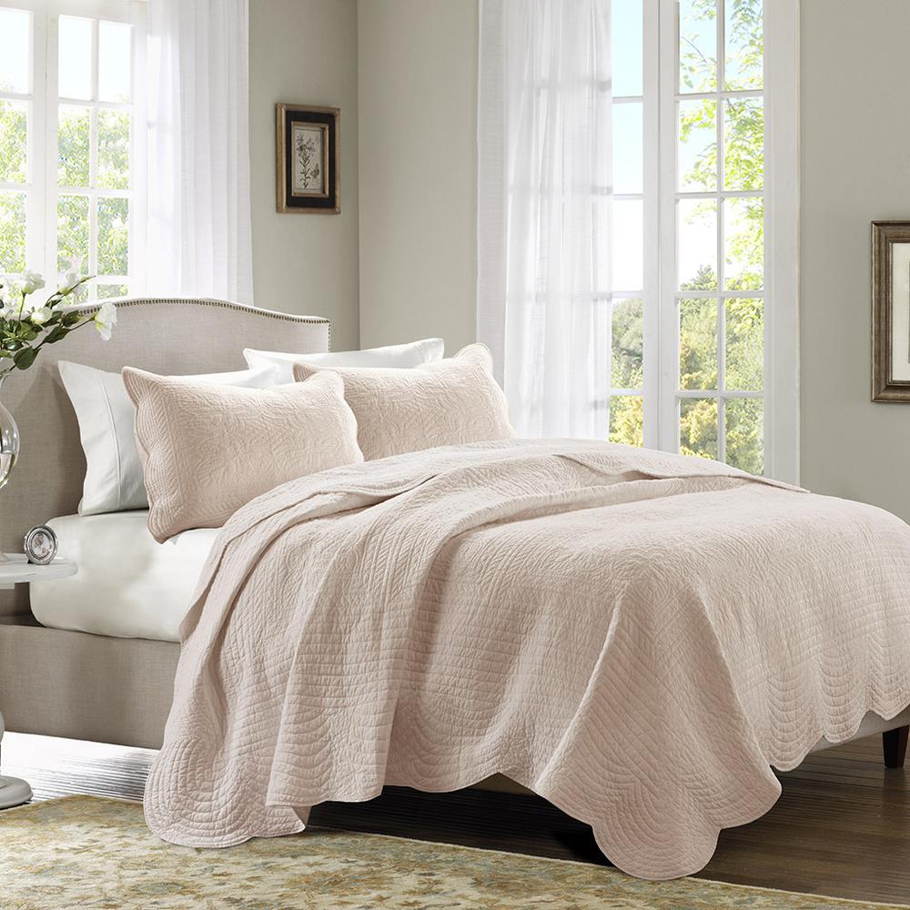 3 Piece Reversible Scalloped Edge Quilt Set. Picture 2