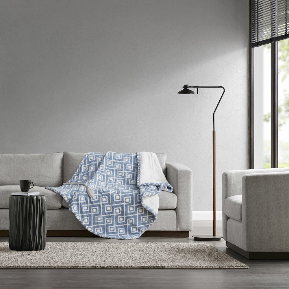Amira Dream Soft Heated Throw in Blue Geo. Picture 4
