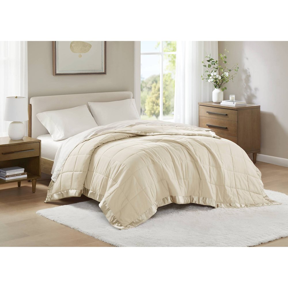 Windom Lightweight Down Alternative Blanket with Satin Trim. Picture 1