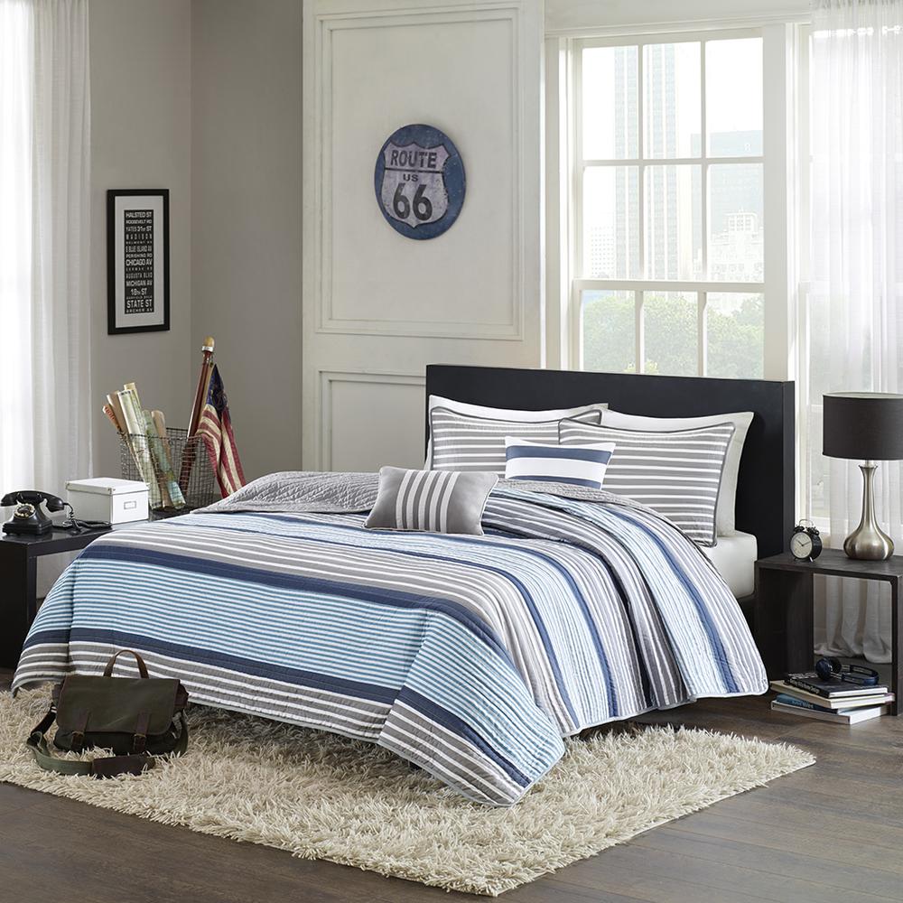 Reversible Quilt Set with Throw Pillows. Picture 4