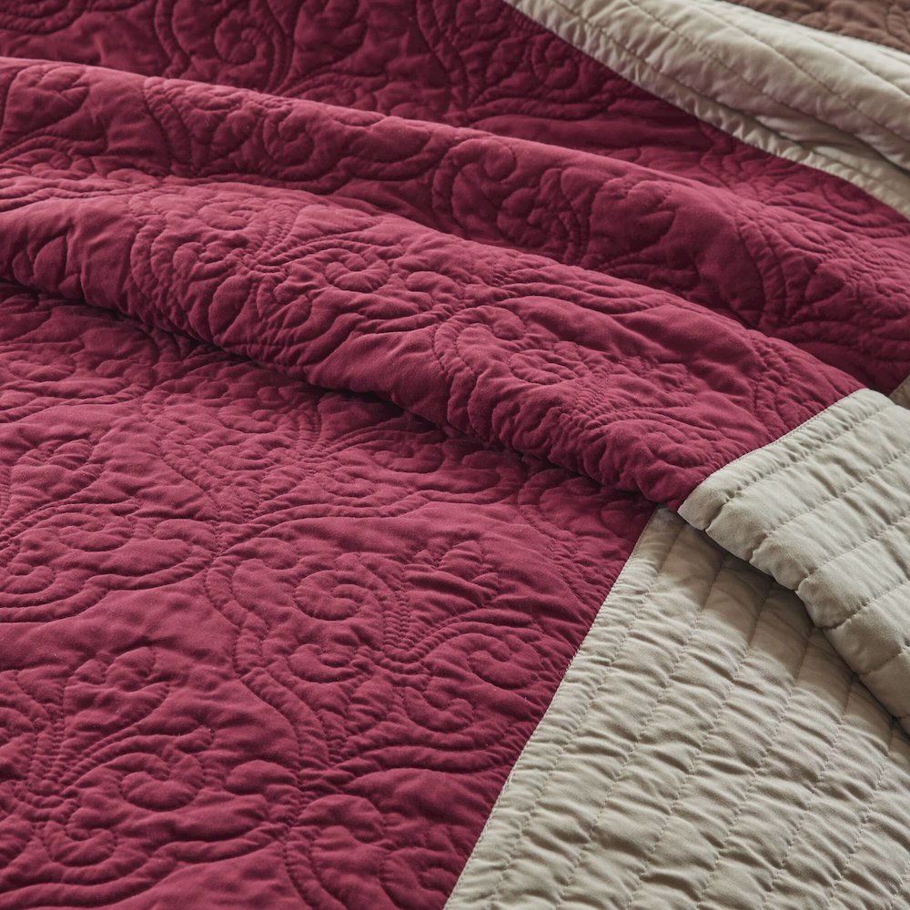 7 Piece Quilt Set with Euro Shams and Throw Pillows. Picture 4
