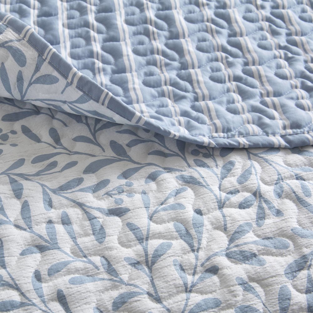 Darcy 3 Piece Print Quilt Set. Picture 2