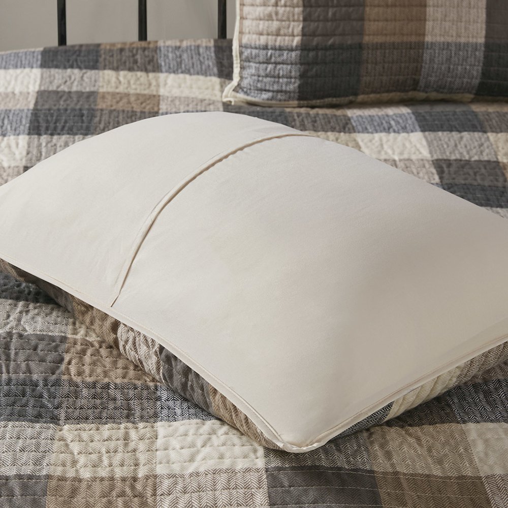 6 Piece Printed Herringbone Quilt Set with Throw Pillows. Picture 5