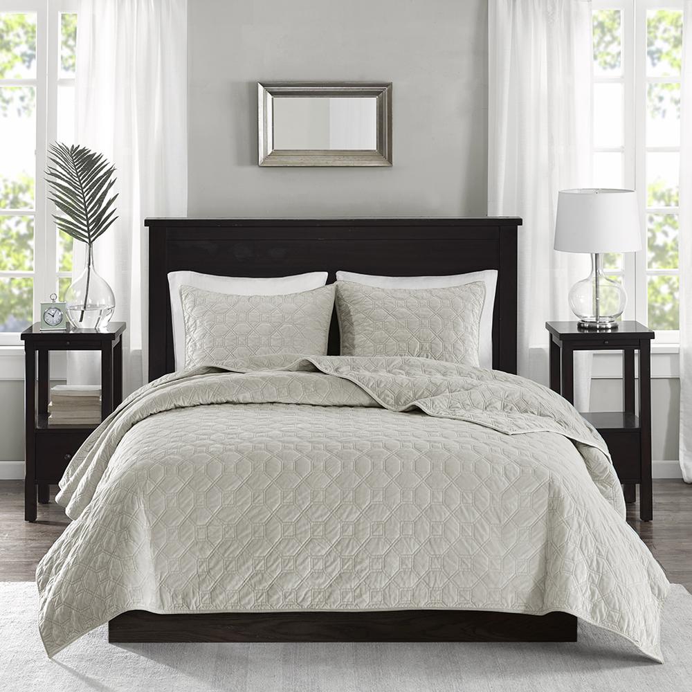 Harper 3 Piece Velvet Quilt Set, Ivory color. Picture 3