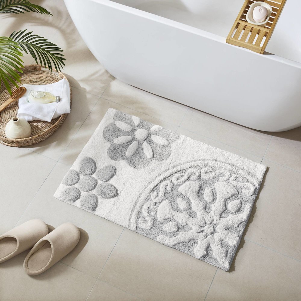 Casablanca Medallion Cotton Tufted Bath Rug. Picture 1