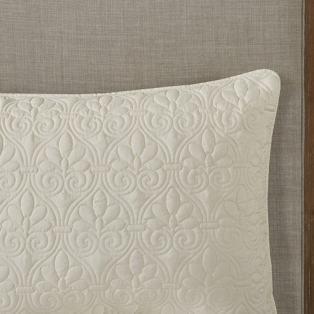 3 Piece Split Corner Pleated Quilted Bedspread. Picture 1