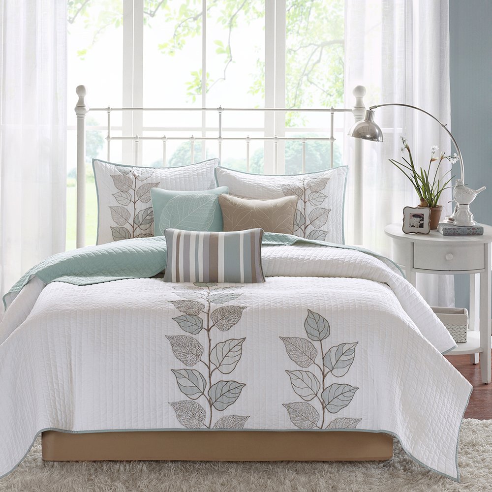 6 Piece Embroidered Quilt Set with Throw Pillows. Picture 4