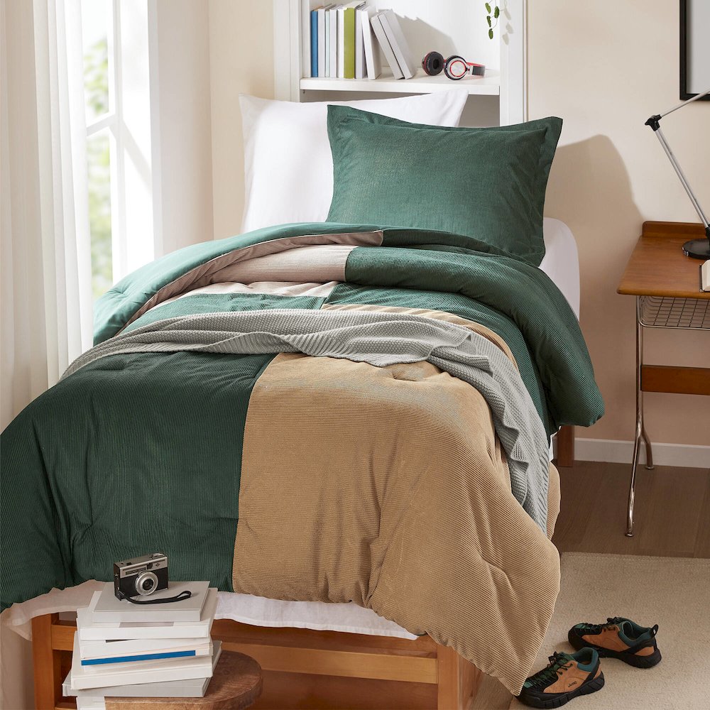 Stafford Comforter Set. Picture 1
