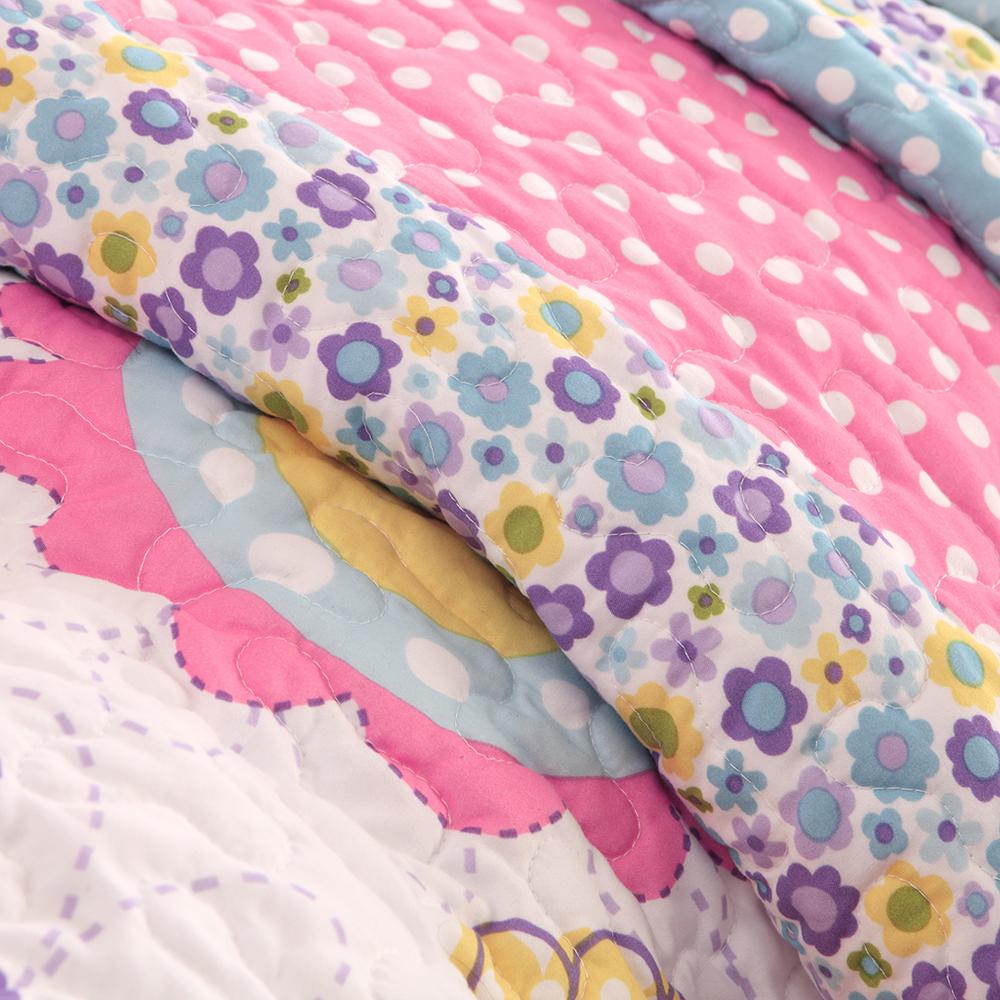 Reversible Quilt Set with Throw Pillow. Picture 3