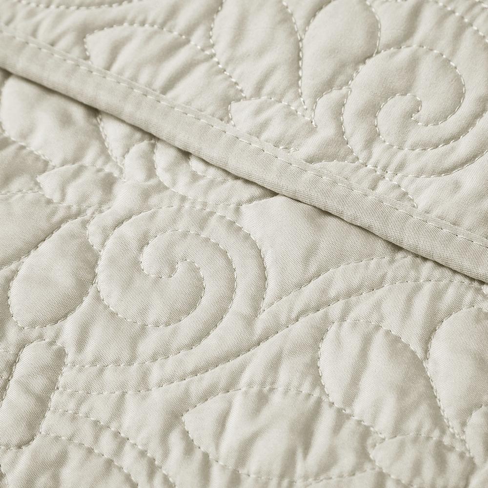 Quebec Oversized Quilted Throw, Ivory color. Picture 4