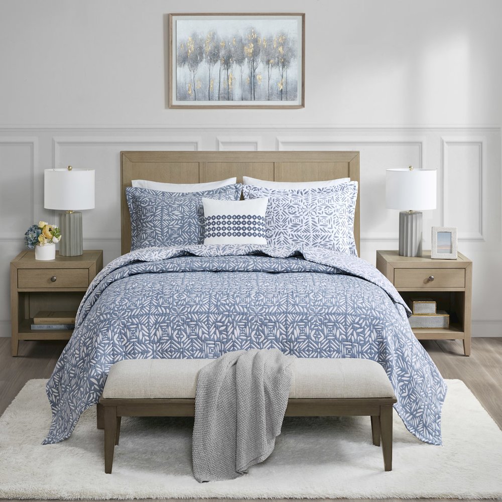 4 Piece Oversized Reversible Matelasse Quilt Set with Throw Pillow. Picture 2