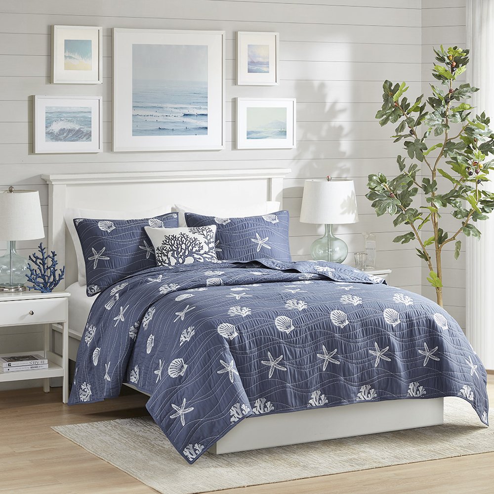 4 Piece Cotton Reversible Embroidered Quilt Set with Throw Pillow. Picture 4