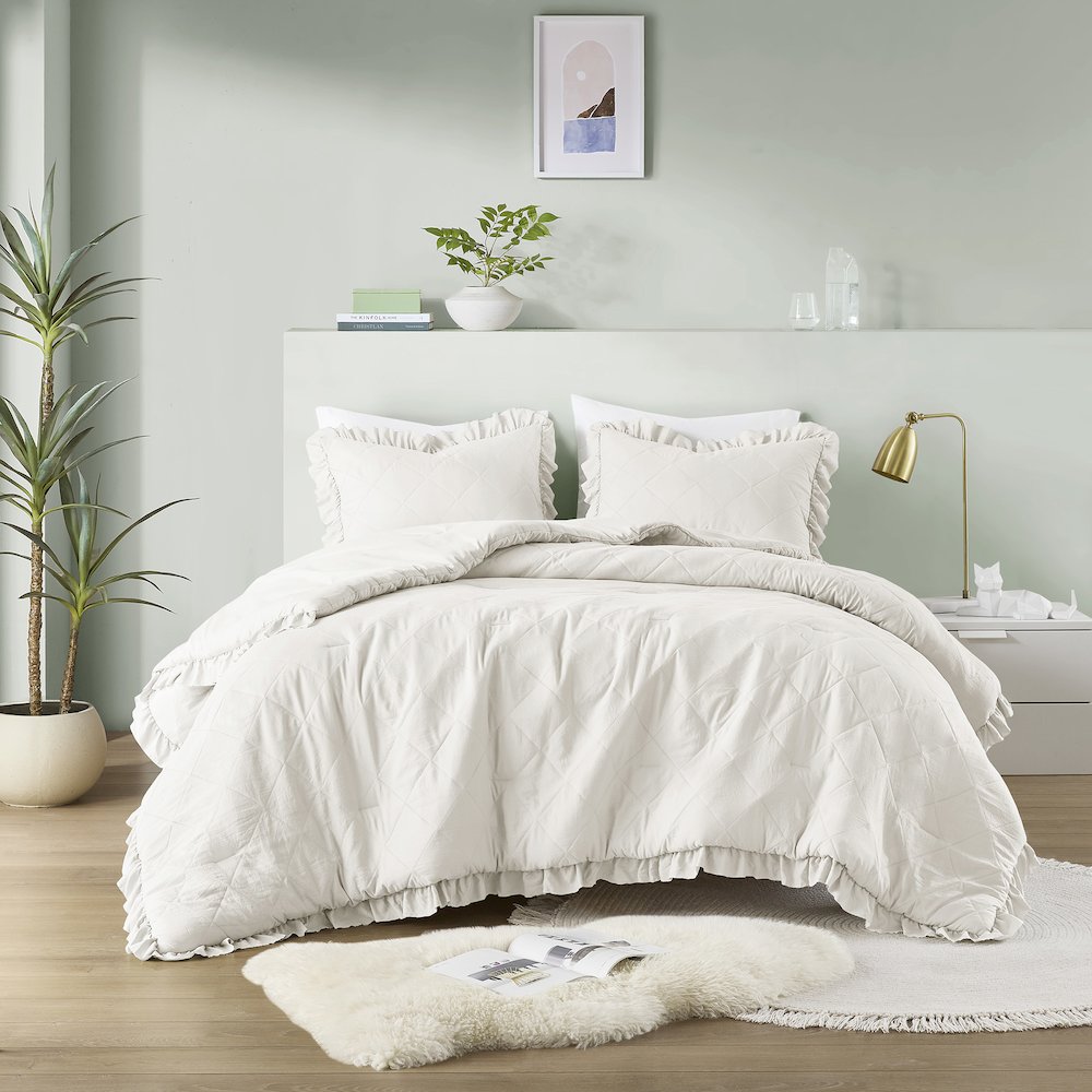 Diamond Quilted Ruffle Edge Comforter Set. Picture 1