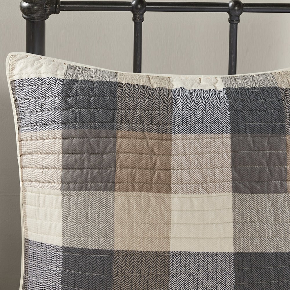 6 Piece Printed Herringbone Quilt Set with Throw Pillows. Picture 2