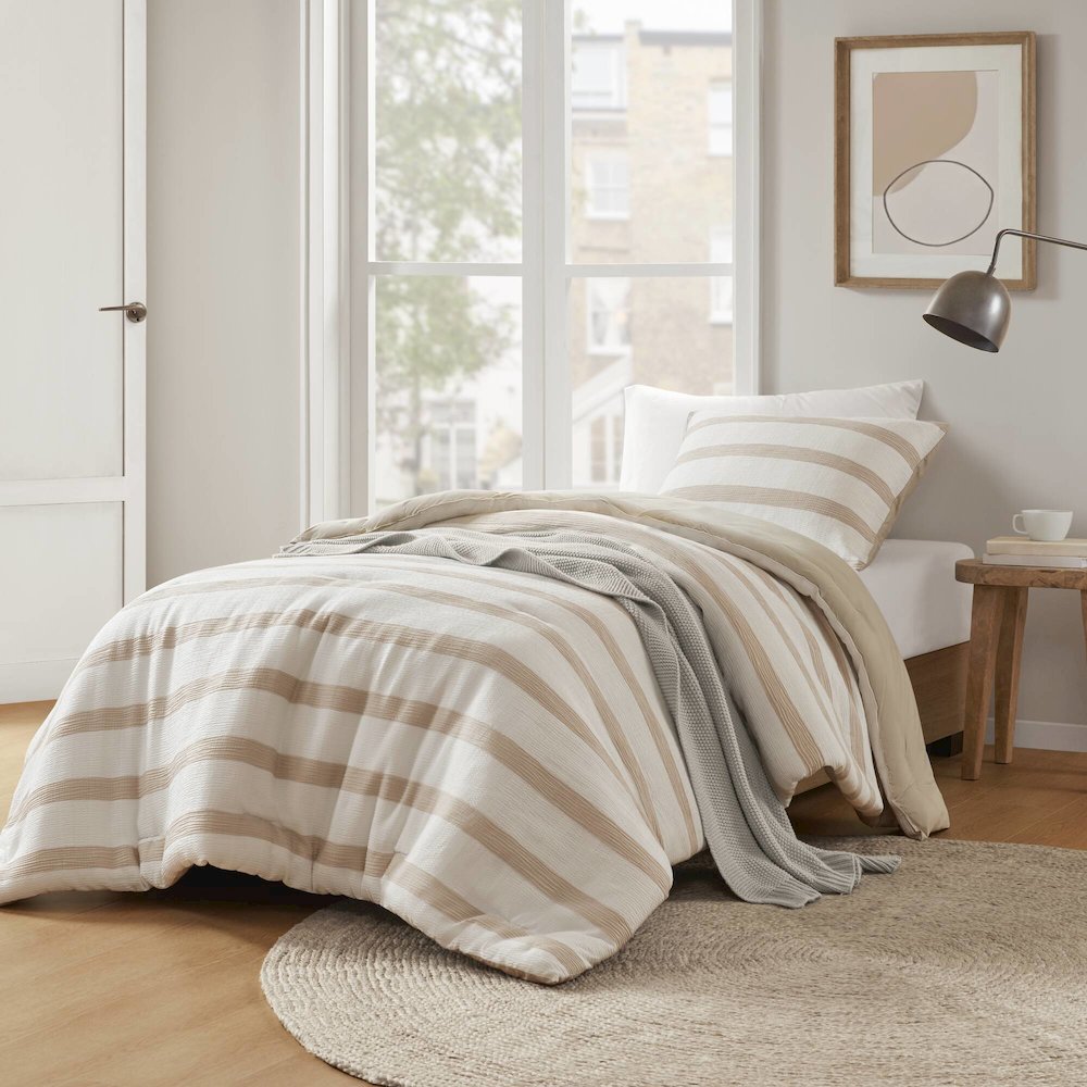 Merritt Yarn-dyed striped comforter, Taupe color. Picture 1