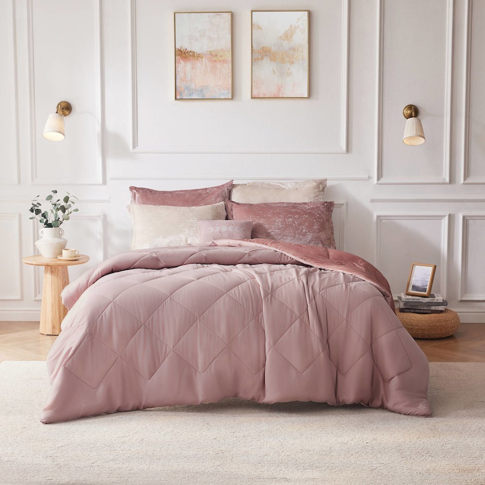 Velvet Comforter Set with Throw Pillow. Picture 2
