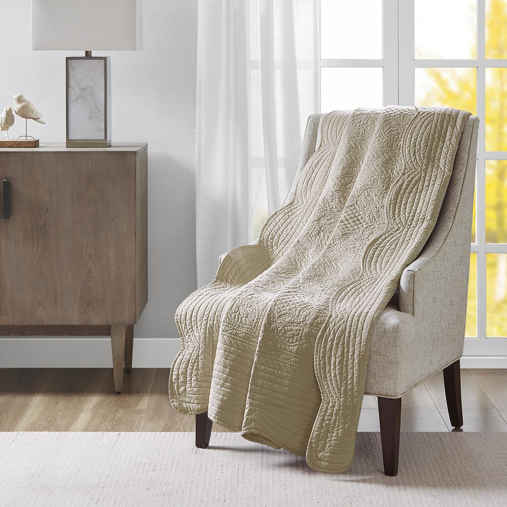 Oversized Quilted Throw with Scalloped Edges. Picture 4