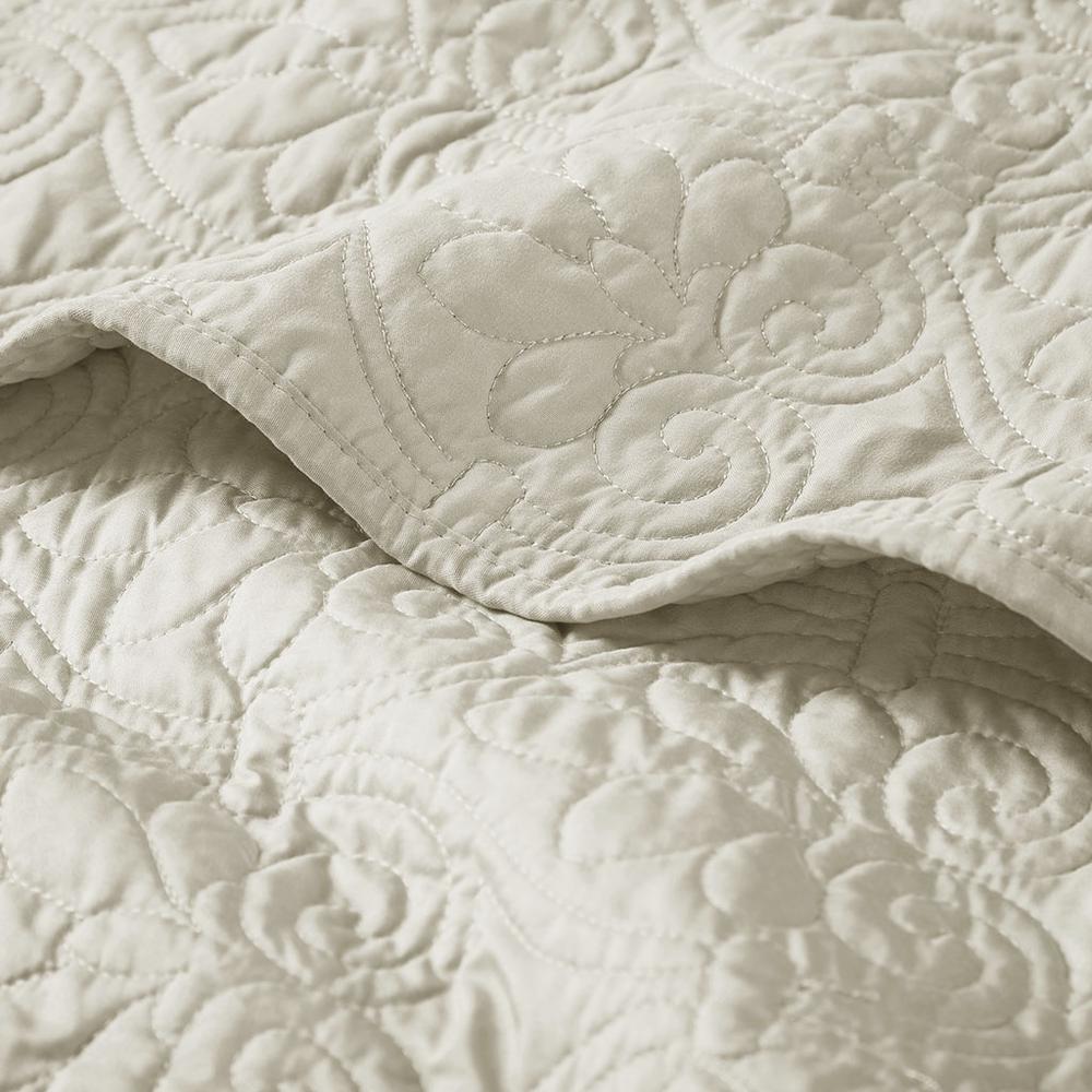 Quebec Oversized Quilted Throw, Ivory color. Picture 3
