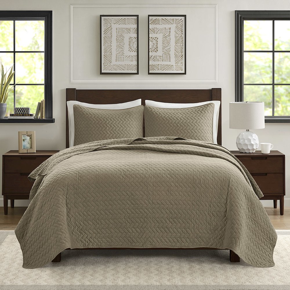 3 Piece Luxurious Oversized Quilt Set. Picture 3