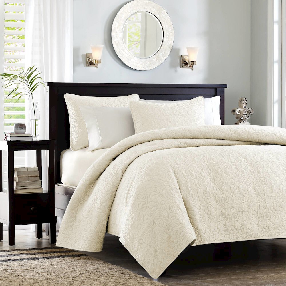 Quebec 3 Piece Reversible Quilt Set, Cream color. Picture 2