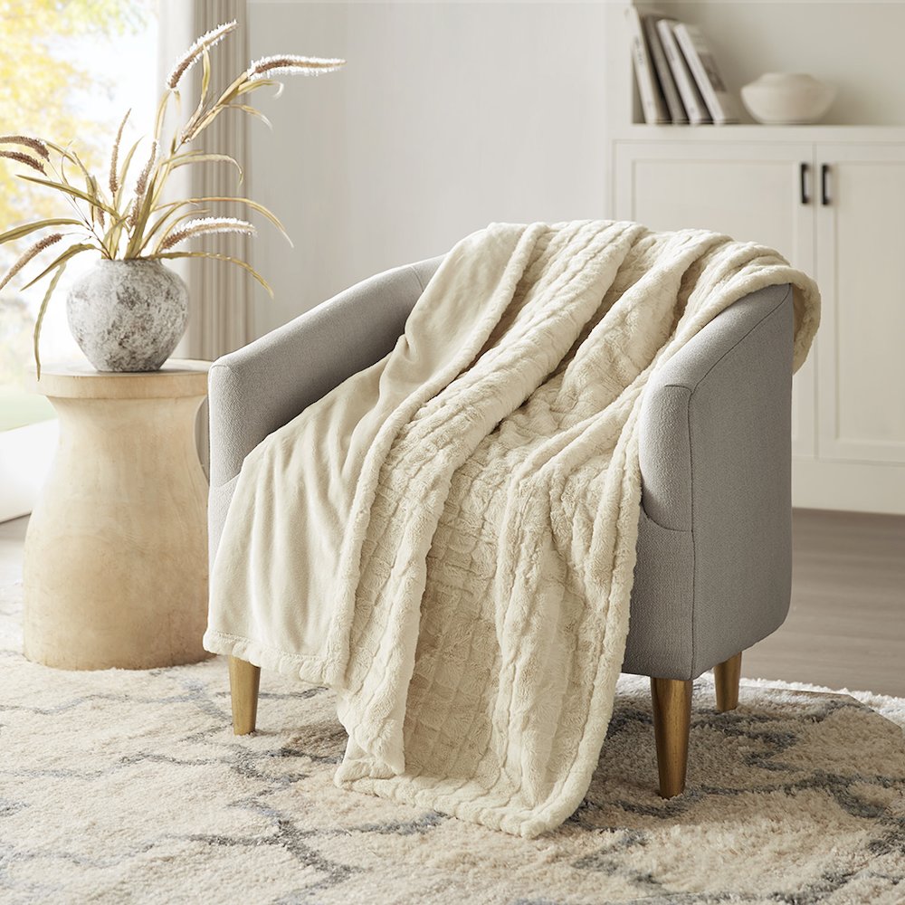 Zuri Oversized Faux Fur Heated Throw in Ivory Texture. Picture 4