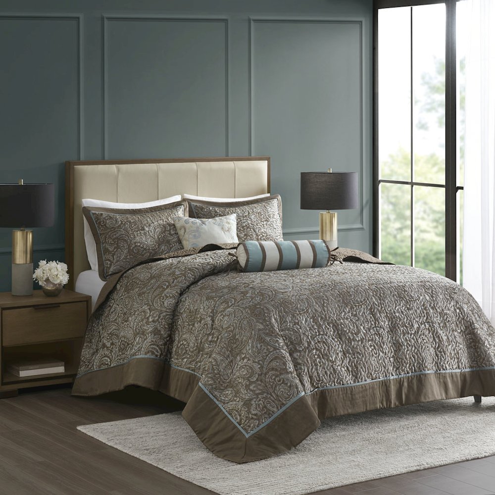 5 Piece Jacquard Bedspread Set with Throw Pillows. Picture 4