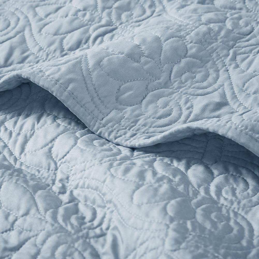 Quebec Oversized Quilted Throw, Blue color. Picture 4