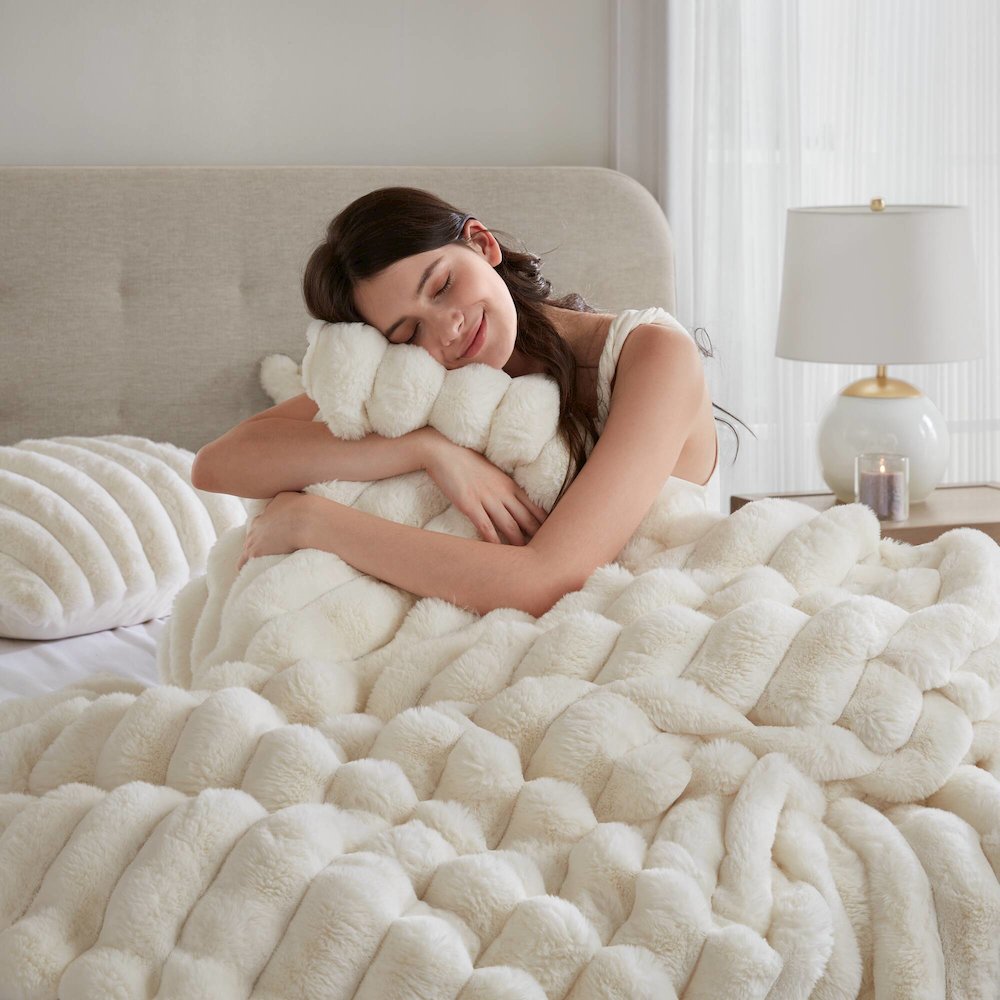 Jasmine Ultrasoft Faux Fur Ribbed Comforter Set, Ivory color. Picture 5