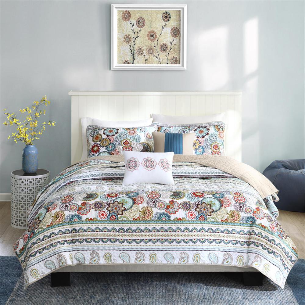 Reversible Quilt Set with Throw Pillows. Picture 3