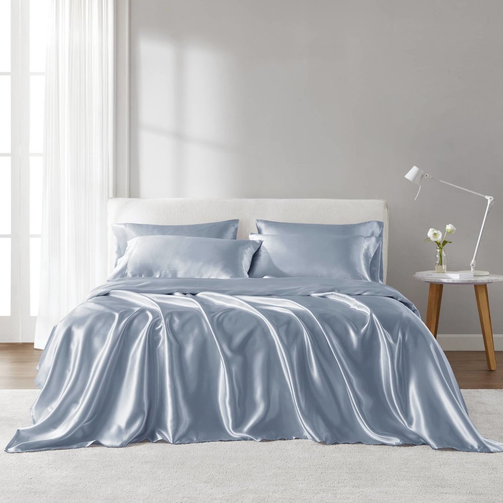 Satin Luxury Sheet Set in Blue. Picture 1