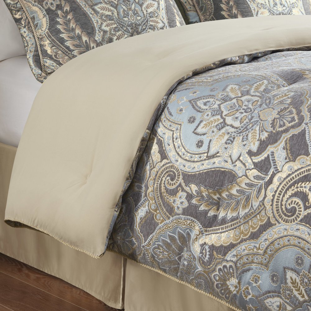 4 Piece Comforter Set. Picture 3