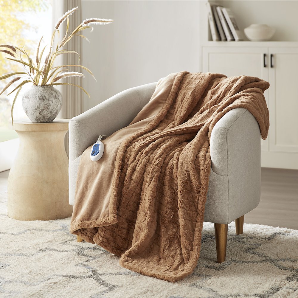 Zuri Oversized Faux Fur Heated Throw in Brown Texture. Picture 2